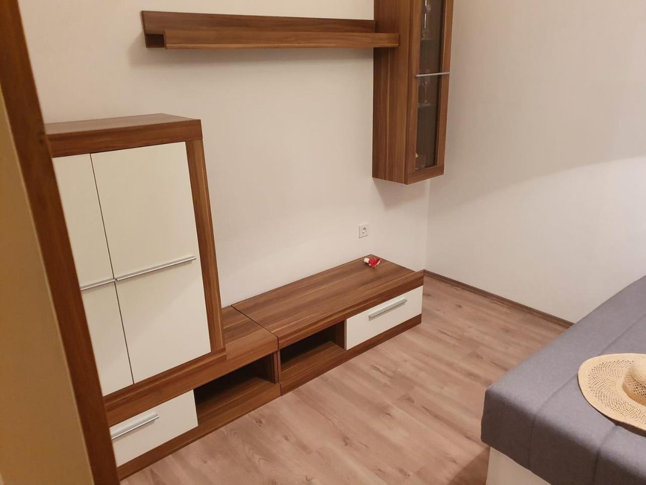 Apartment Misic 르티나 외부 사진